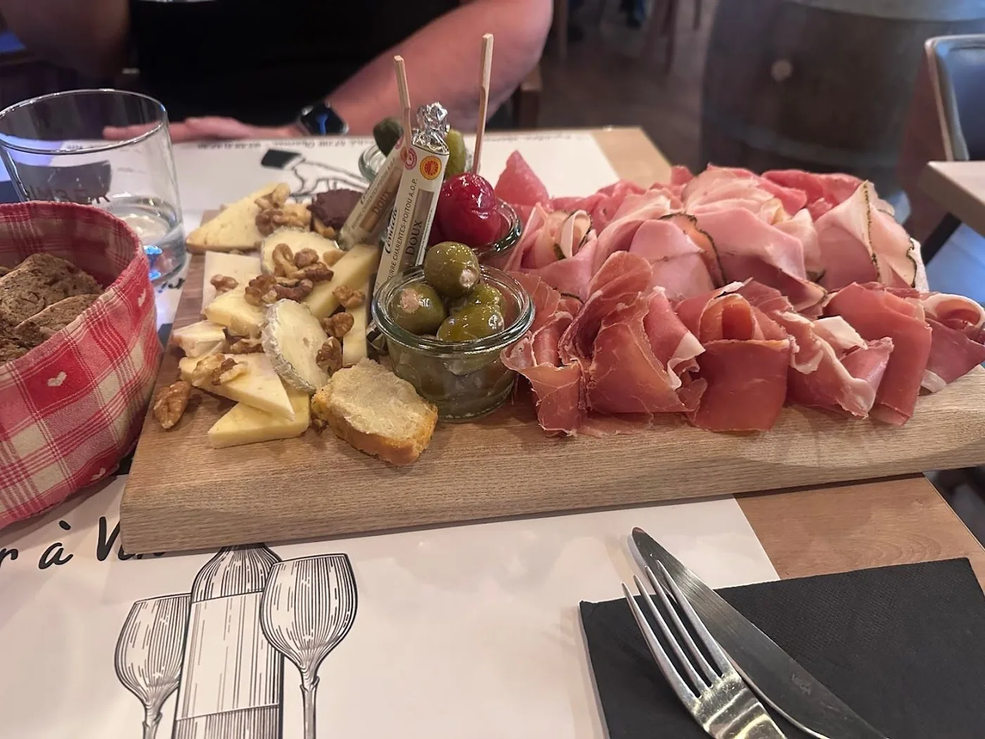 Planchette mixte sur un set de table Qui Dit Vin ?