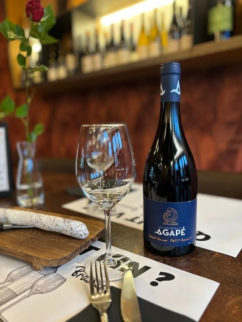 Une bouteille et un verre sur une table