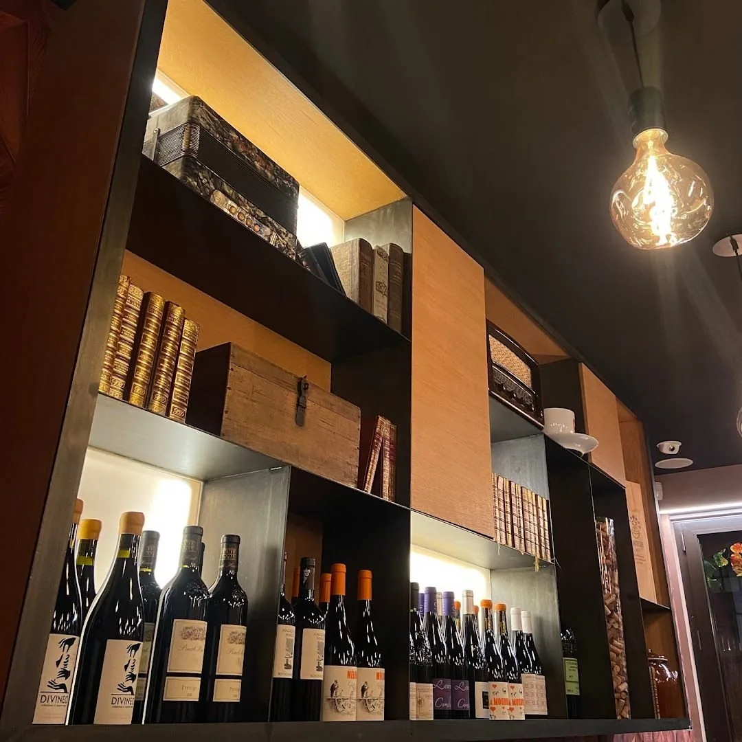 Les étagères de bouteilles éclairées du bar Qui Dit Vin ?